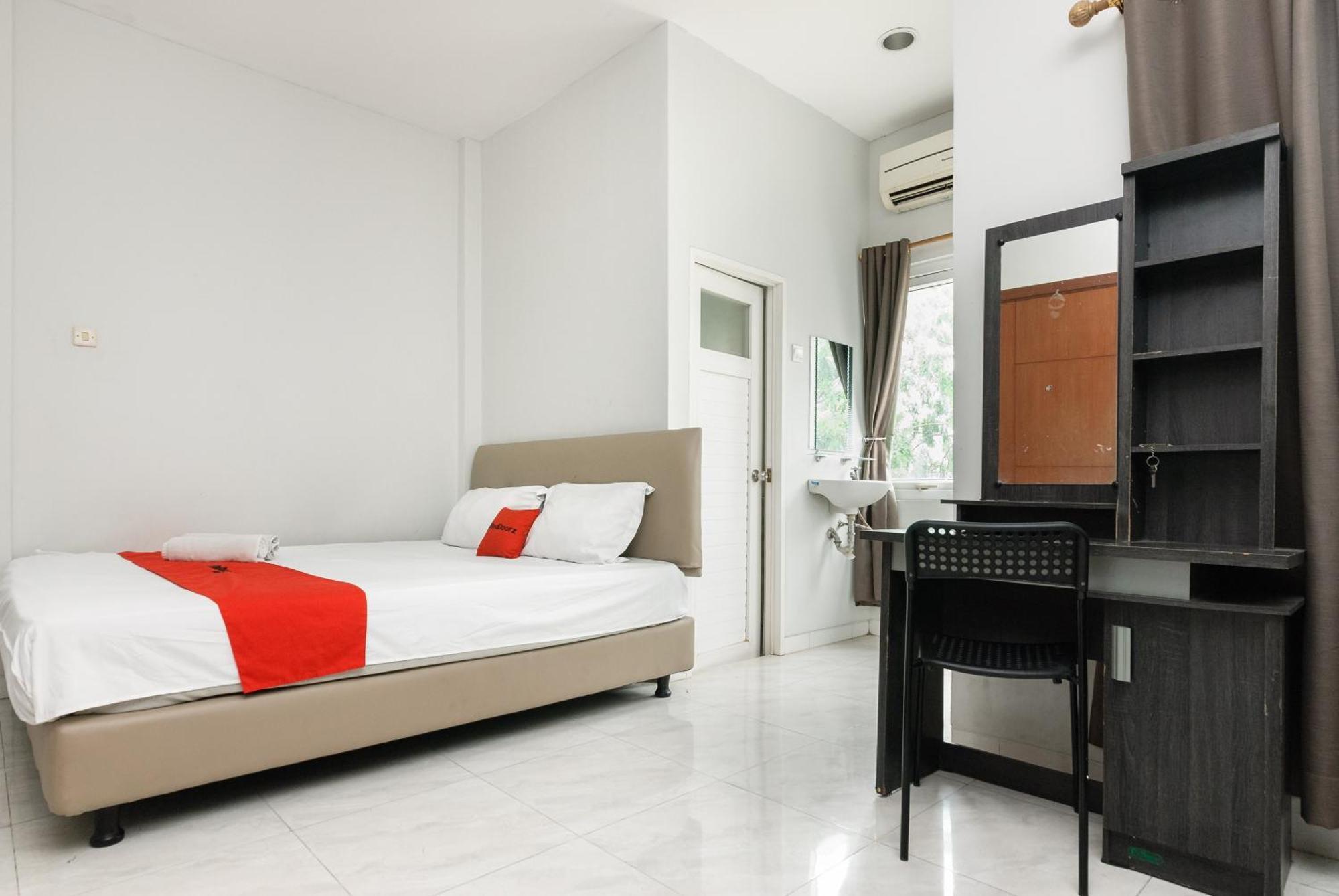 Reddoorz Near Mandaya Royal Hospital Puri Hotel Tangerang Exterior foto