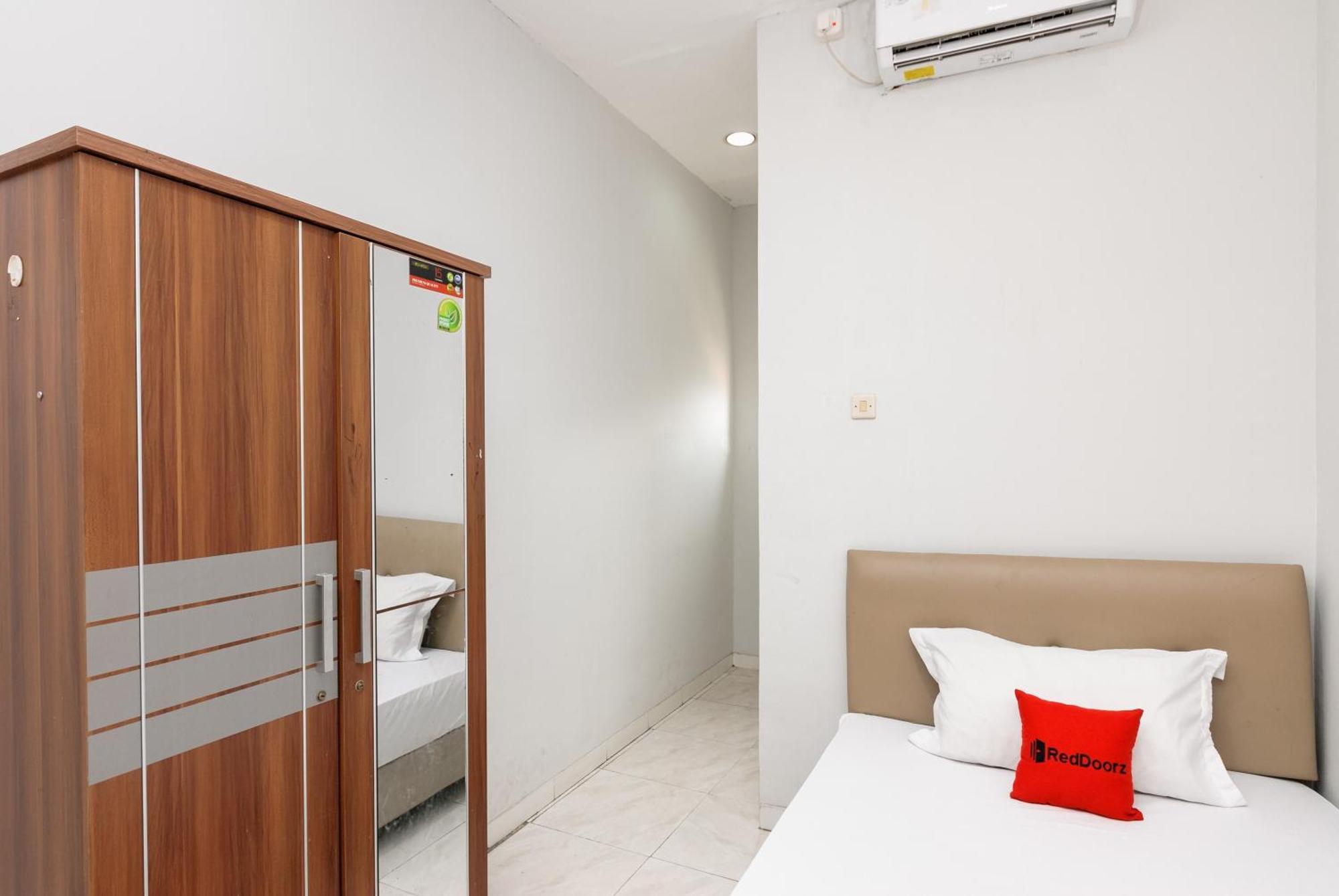 Reddoorz Near Mandaya Royal Hospital Puri Hotel Tangerang Exterior foto